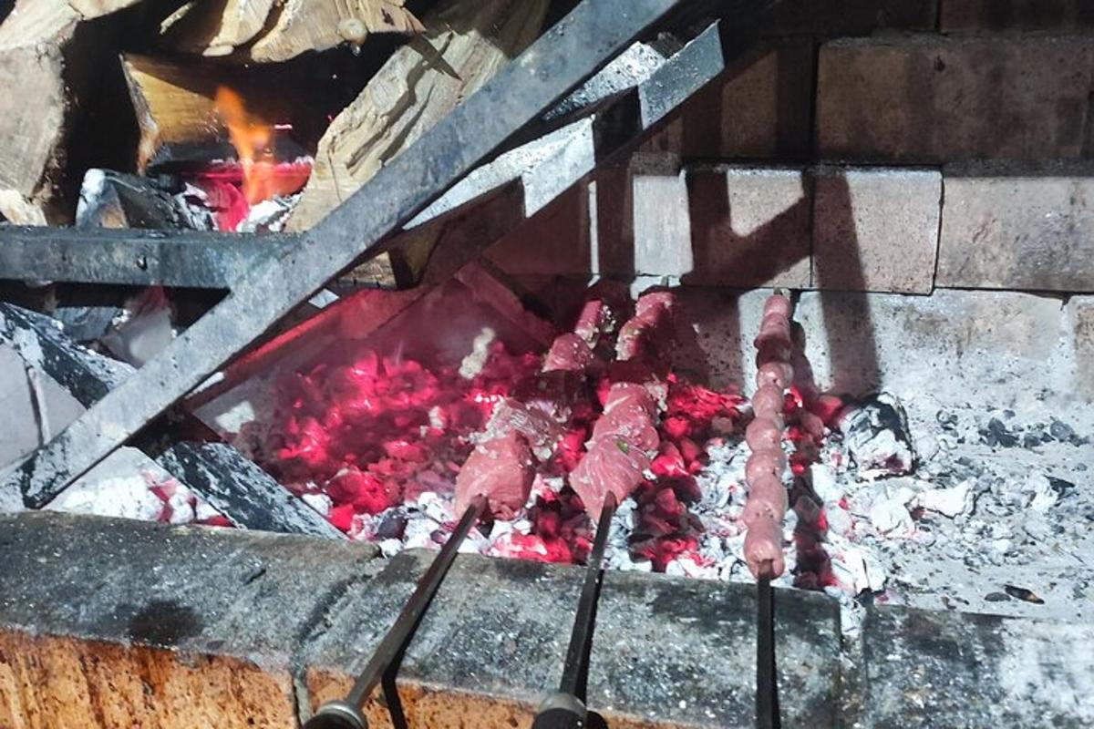 hromada masa se griluje na grilu