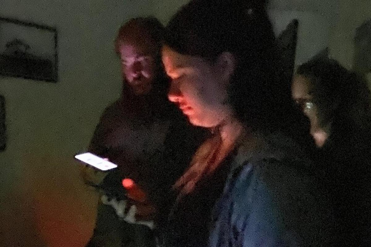 mees ja naine vaatavad mobiiltelefoni