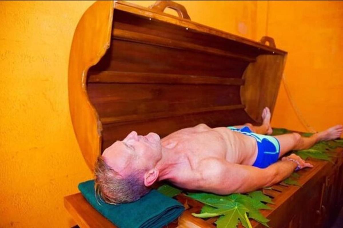 muž ležiaci na klavíri