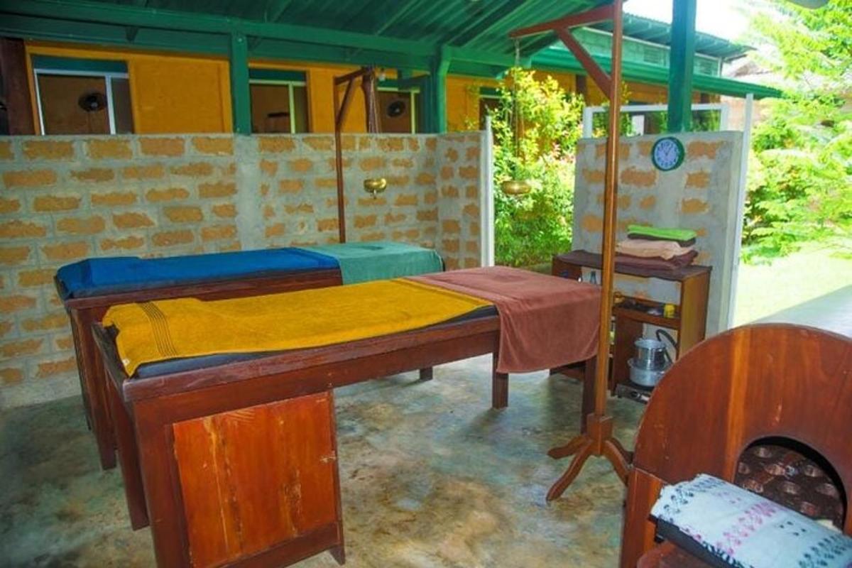 một căn phòng có giường trong nhà
