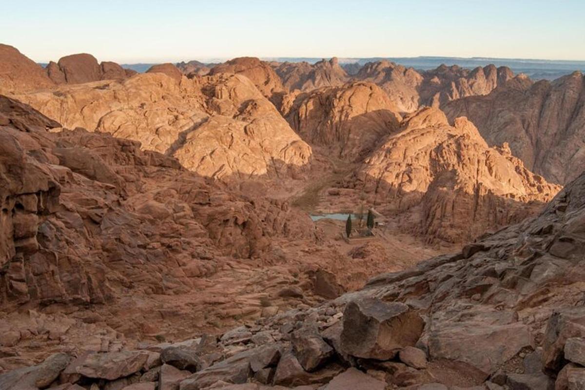 uma vista de um deserto com rochas e montanhas