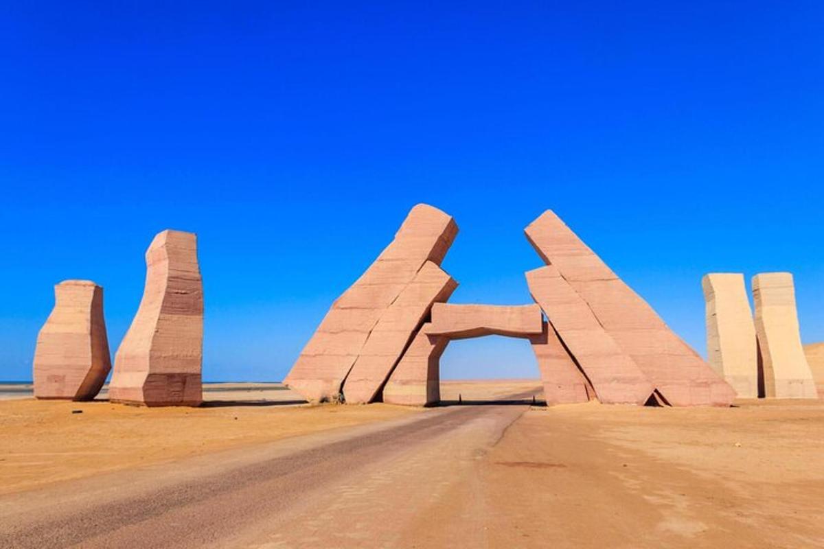 um monumento no deserto com um céu azul