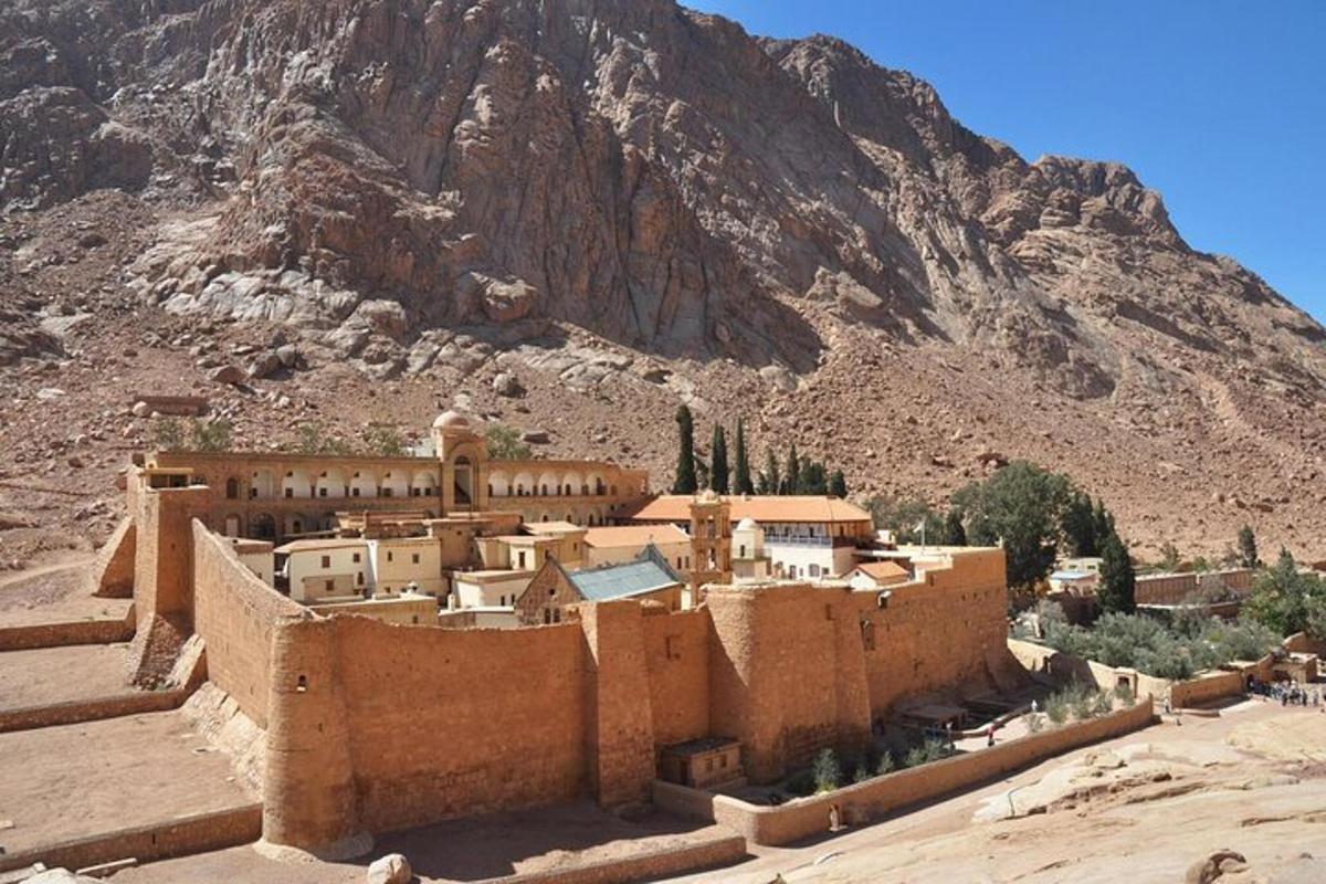 un pequeño pueblo en medio de una montaña