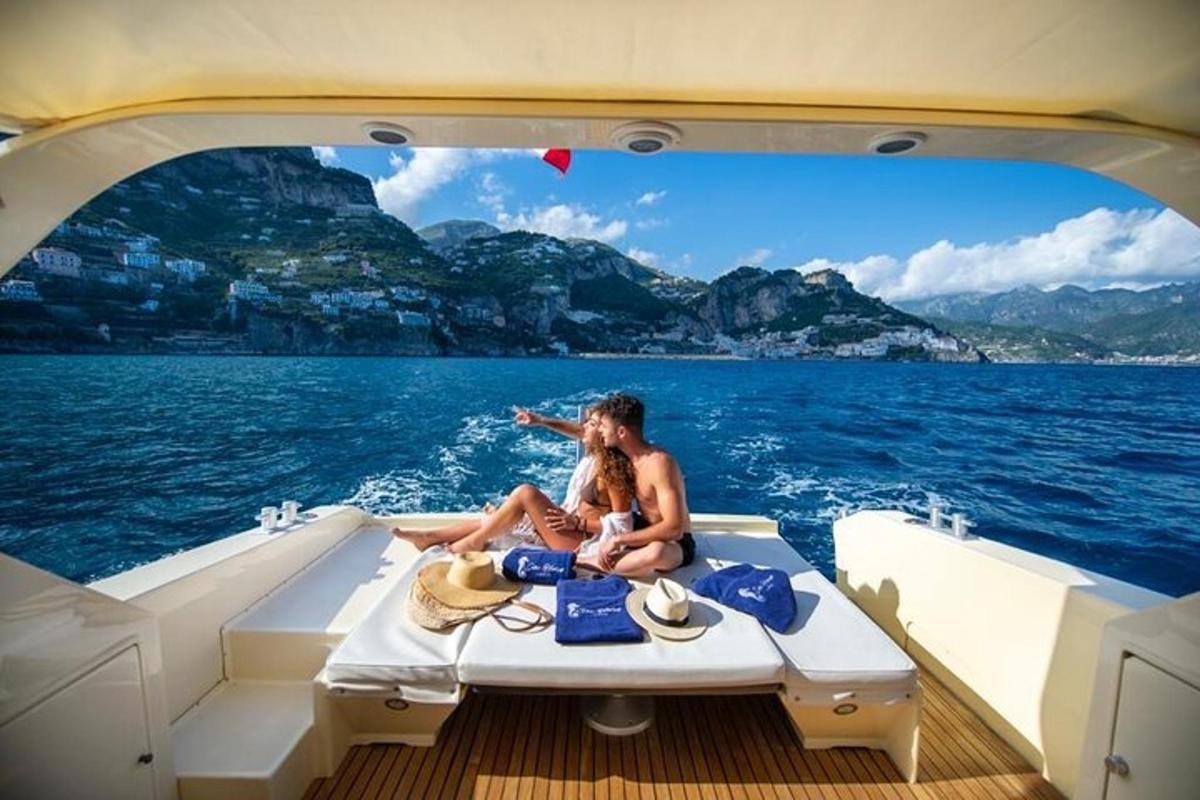 moški in ženska sedita na čolnu v vodi
