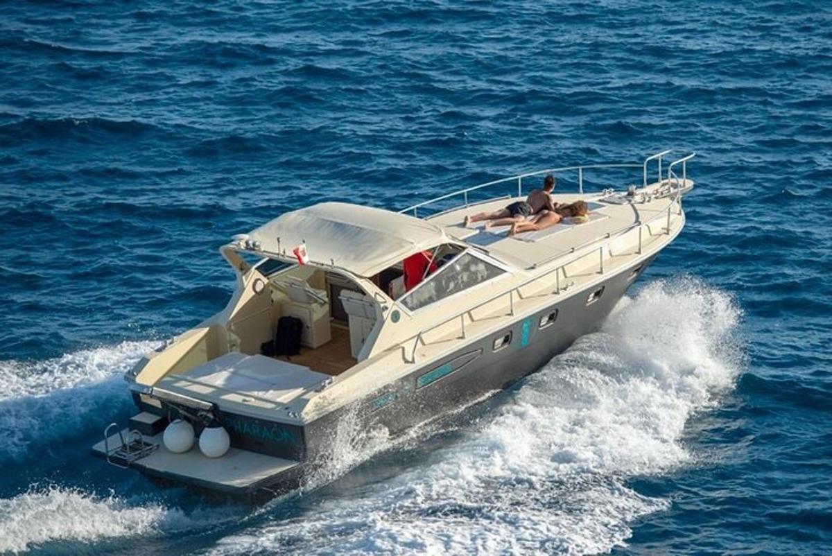 ein Mann auf einem Boot im Wasser