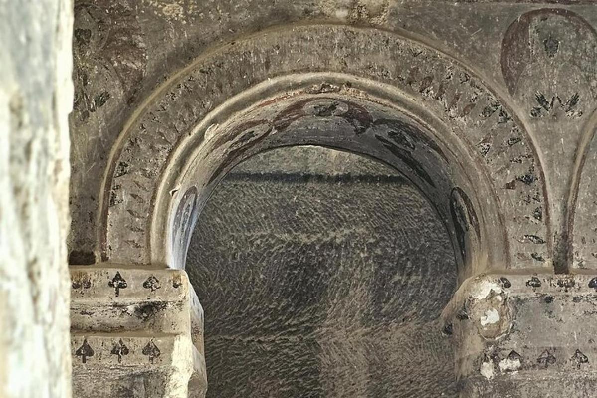 μια αψίδα στην πλευρά ενός κτιρίου
