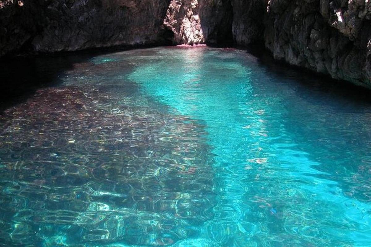 un bassal d'aigua blava en una cova
