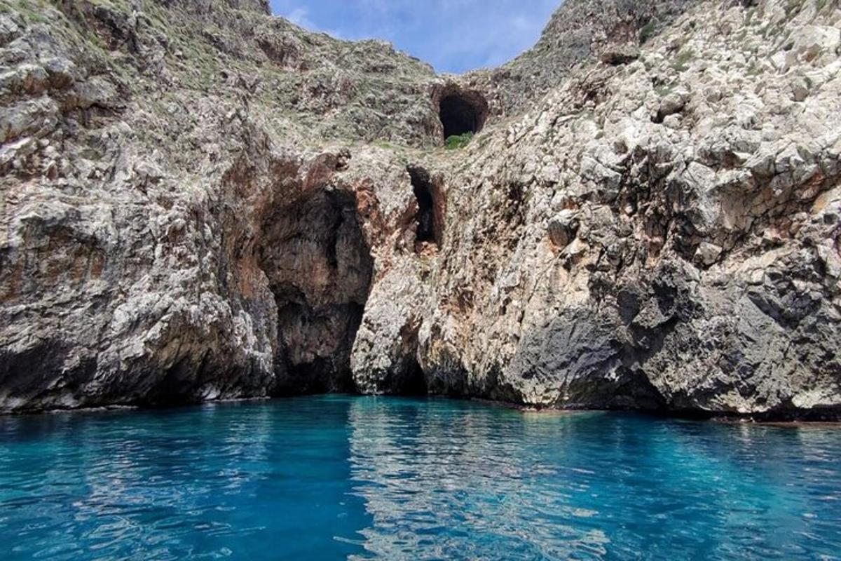 una cova al costat d'un penya-segat rocós