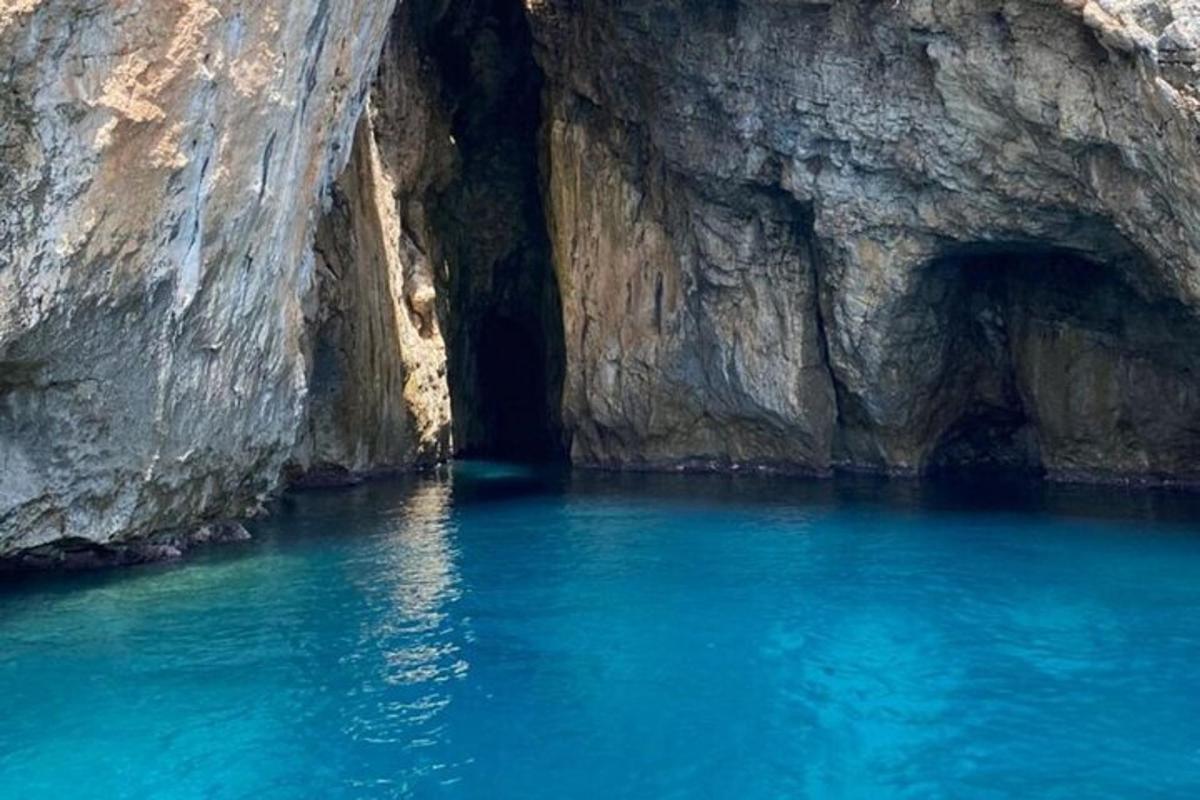 un bassal d'aigua blava davant d'un penya-segat