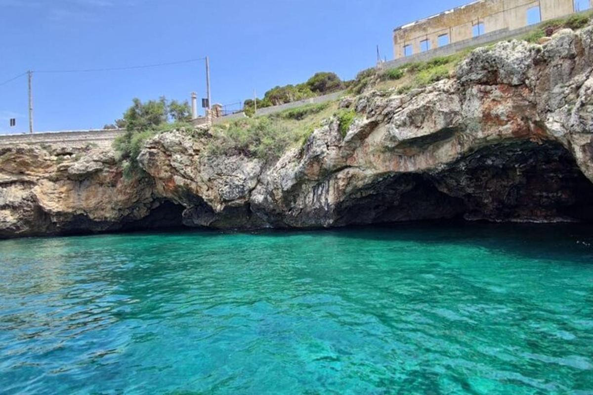 un gran bassal d'aigua al costat d'un penya-segat rocós