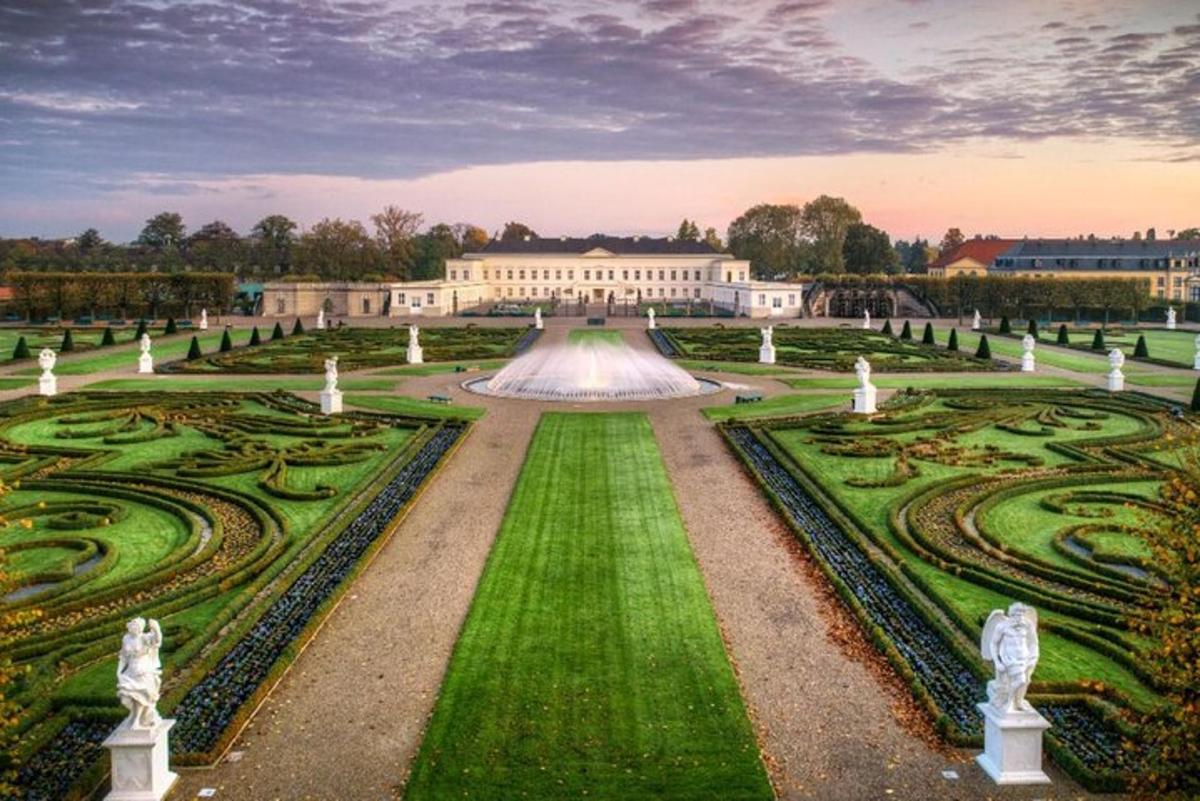 Pohled na Versaillesský palác s jeho zahradami