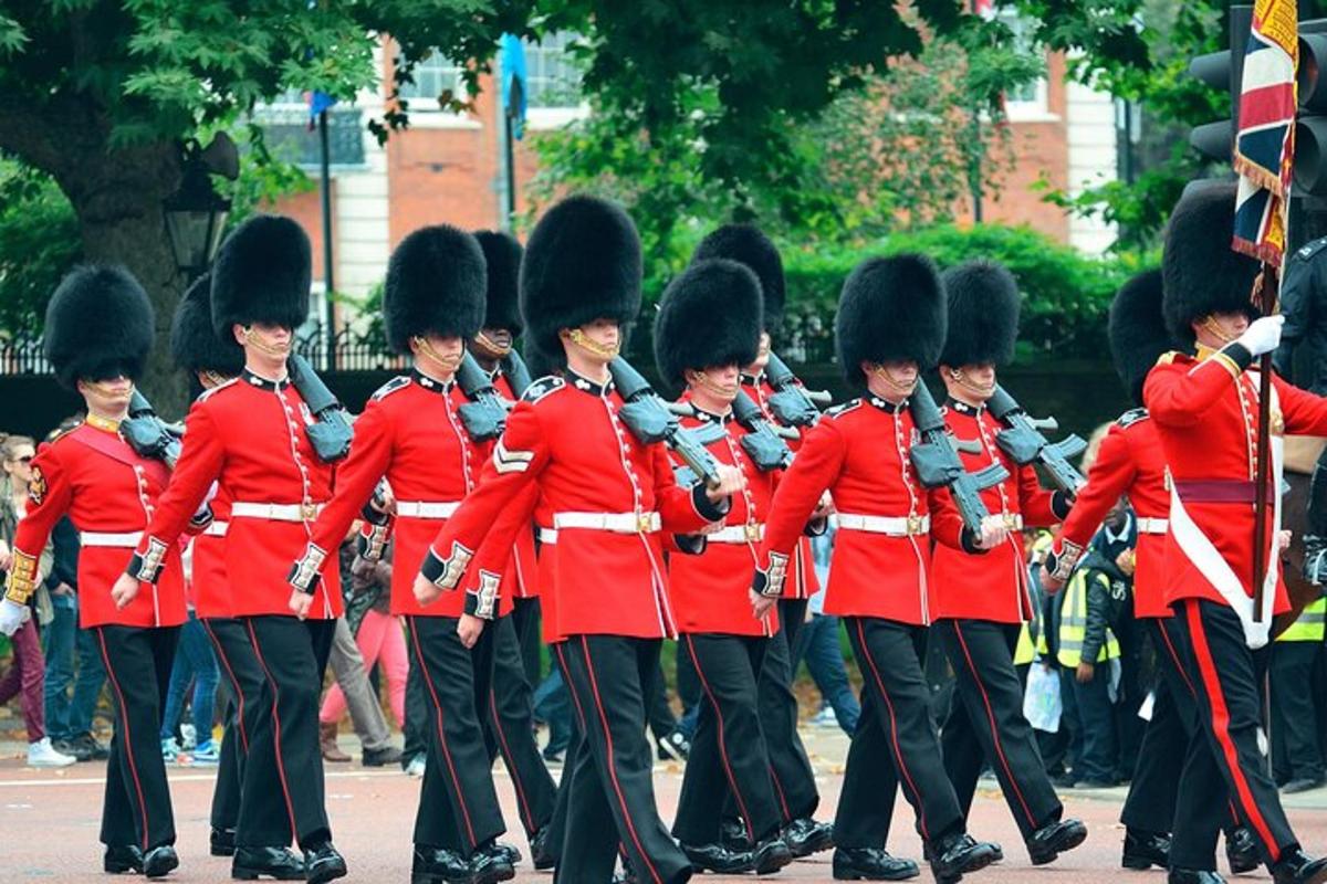 pa ielu iet karavīru grupa sarkanās uniformās