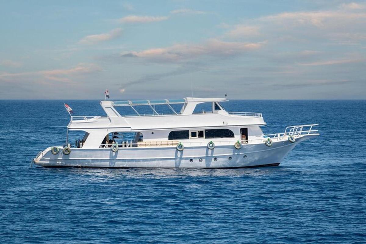 o barcă albă în mijlocul oceanului