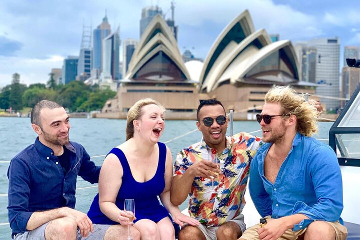 um grupo de pessoas sentadas em um barco na água