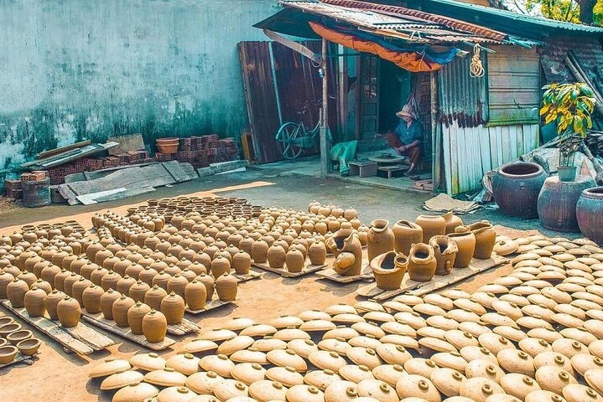 建筑物前地上的一组花盆