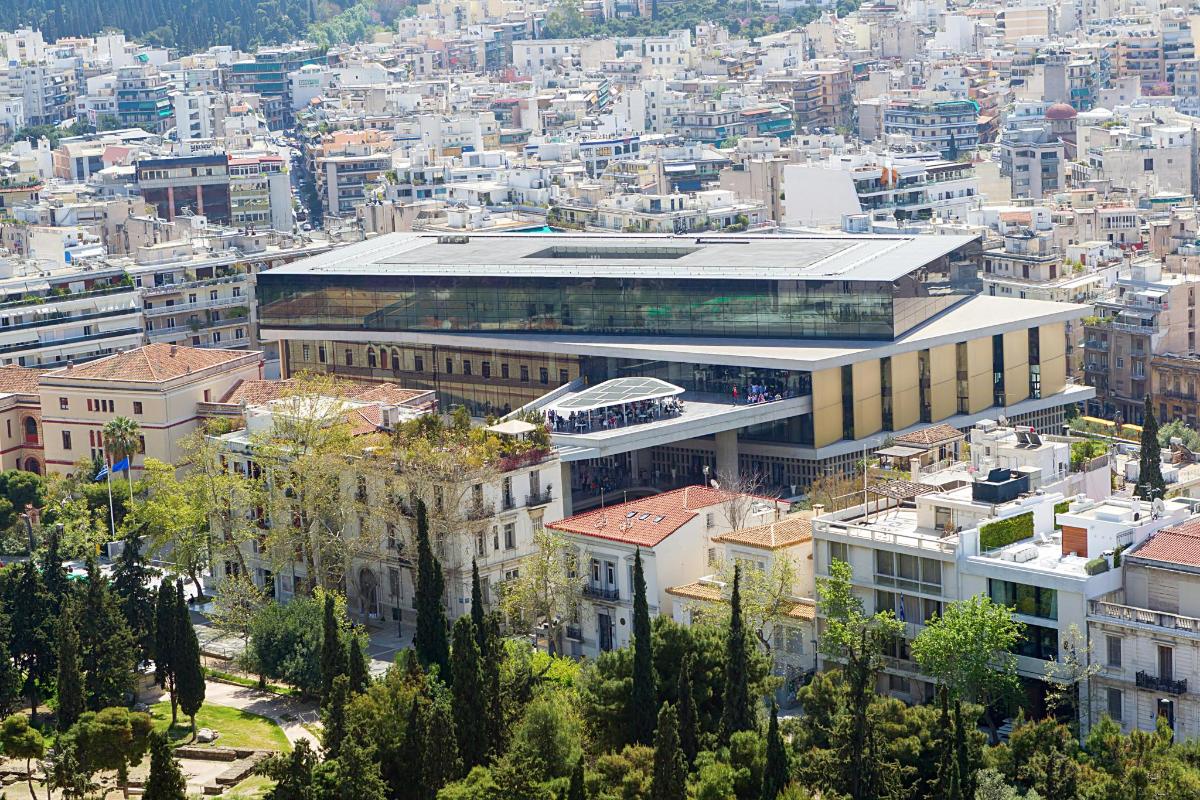 una vista aerea di un edificio in una città