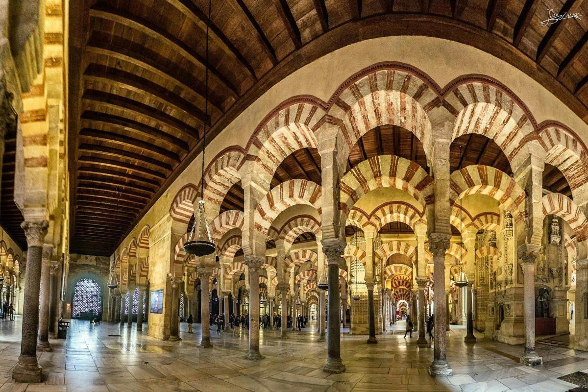 Un gran edificio con techos abovedados y columnas.