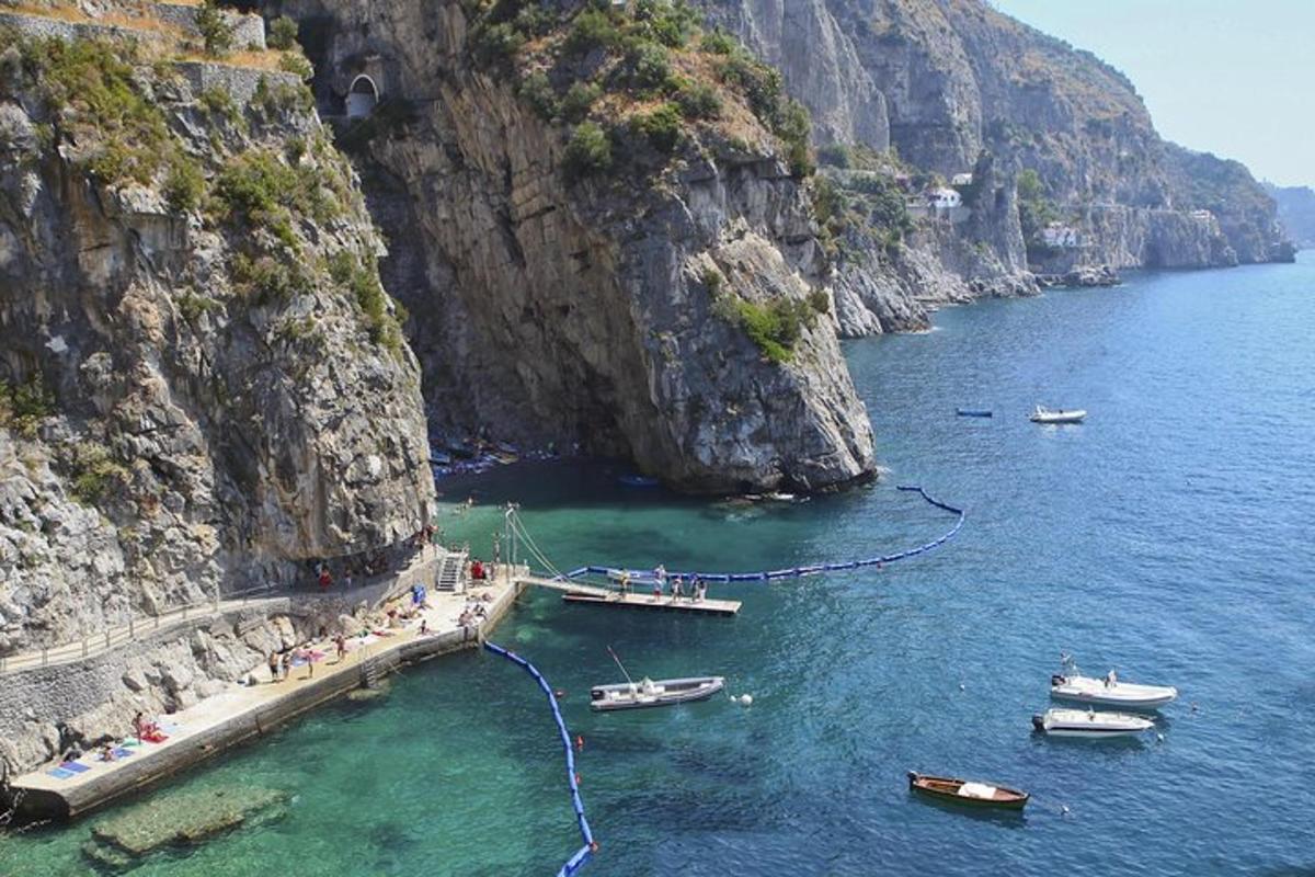 μια ομάδα σκαφών στο νερό κοντά σε ένα βουνό