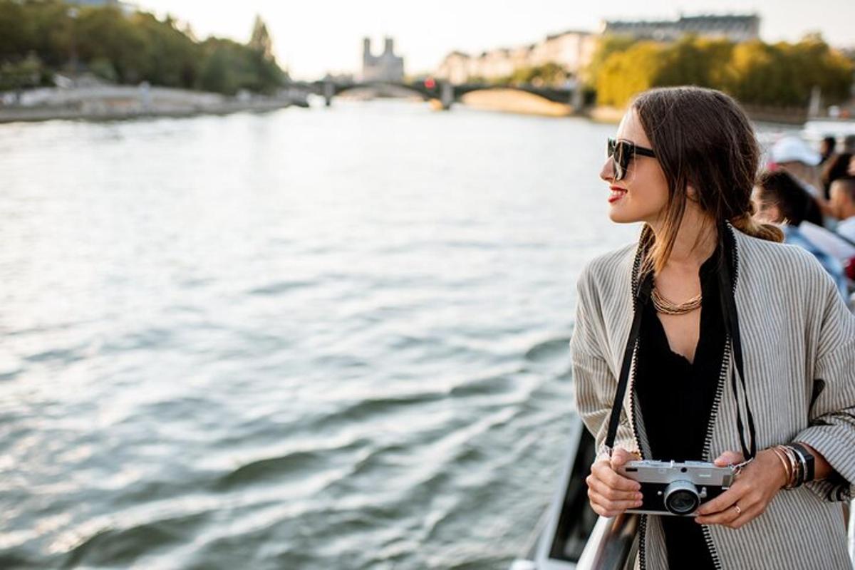 žena držící fotoaparát stojící na lodi
