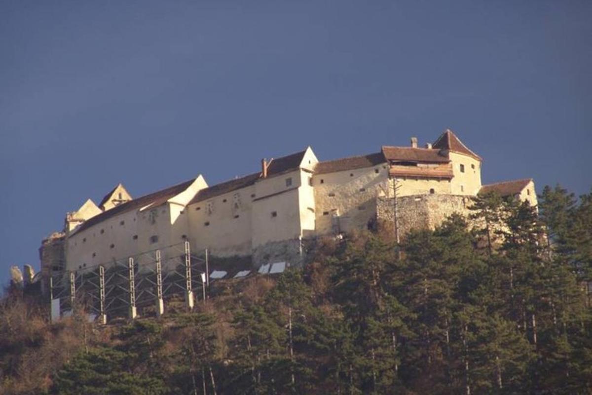 veľký hrad na vrchole kopca