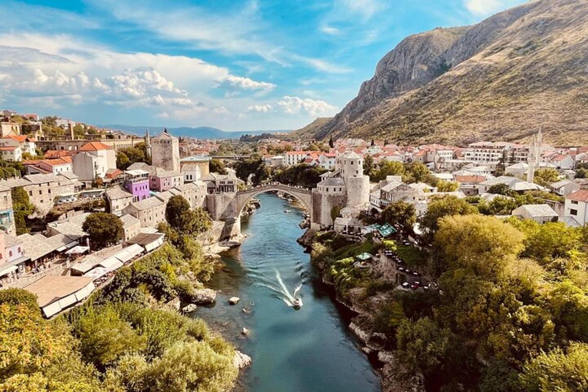 Αεροφωτογραφία μιας πόλης με μια γέφυρα πάνω από έναν ποταμό