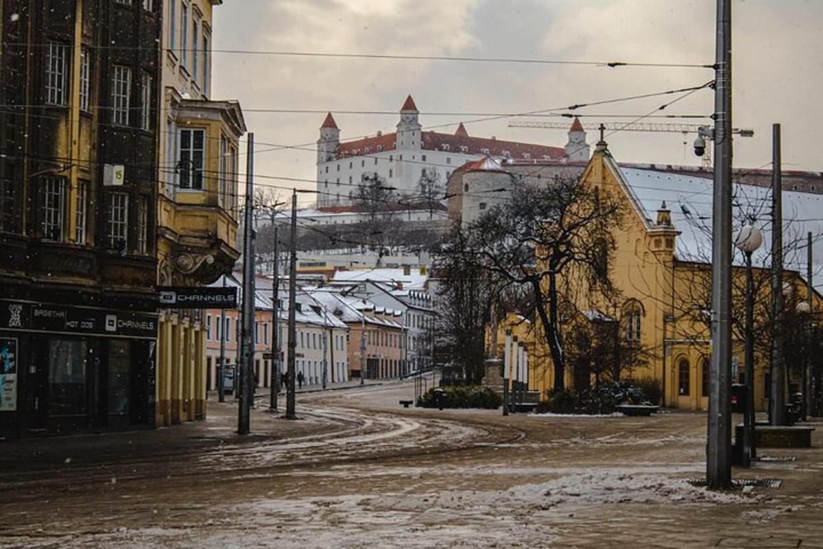 tóm borgargata með snjó á jörðinni