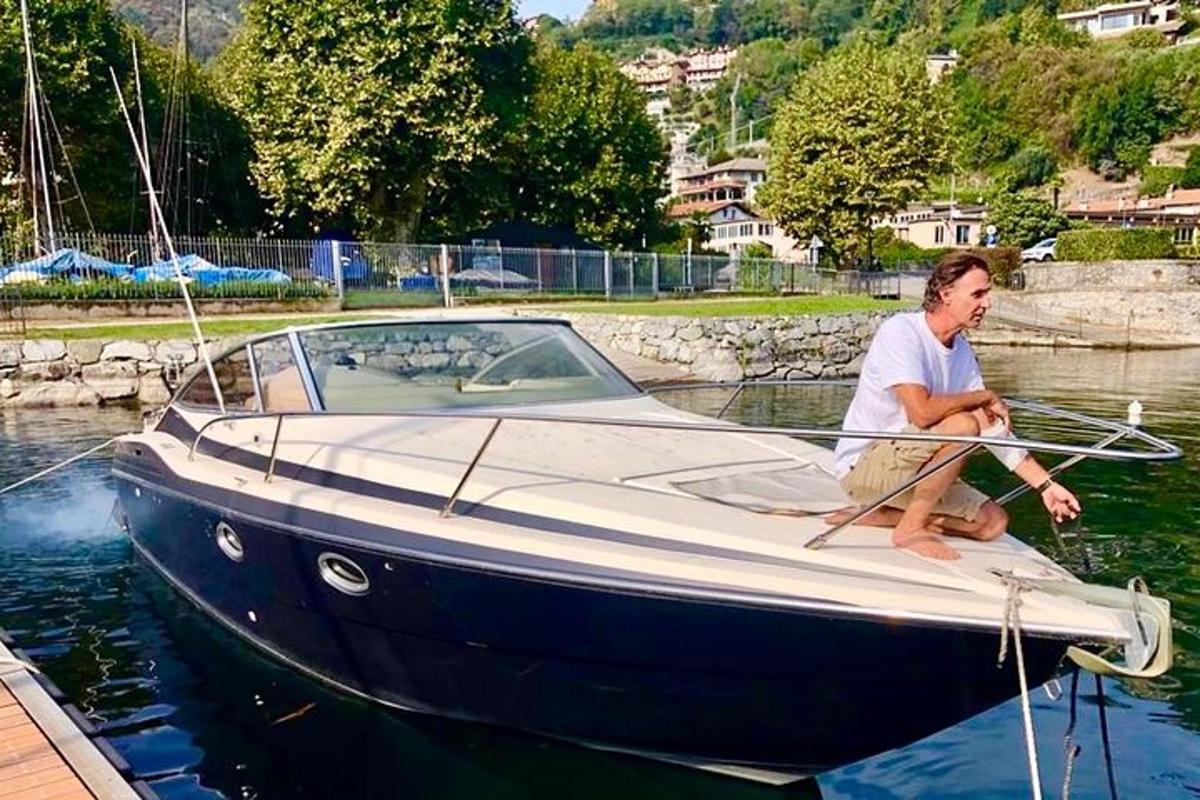 een man die op een boot in het water zit