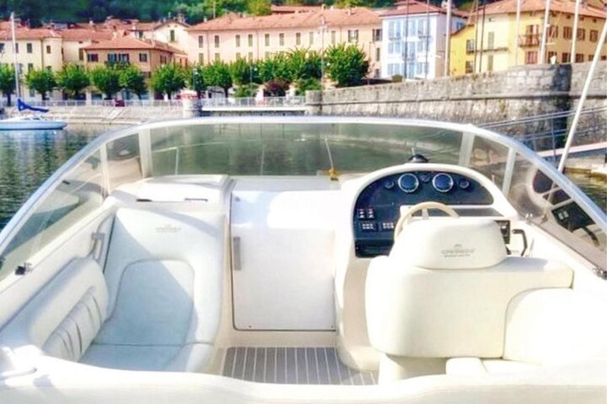 un barco blanco en un cuerpo de agua