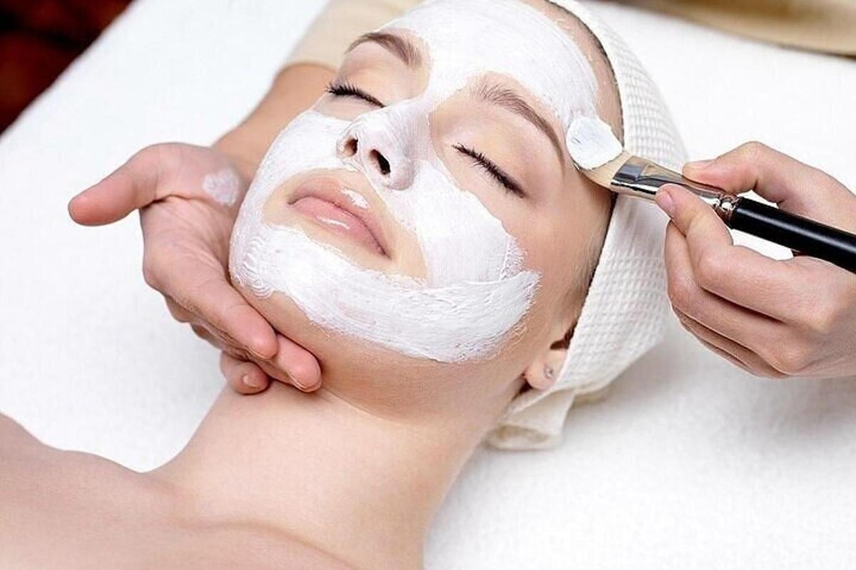 isang babae na kumukuha ng cosmetic mask sa kanyang mukha