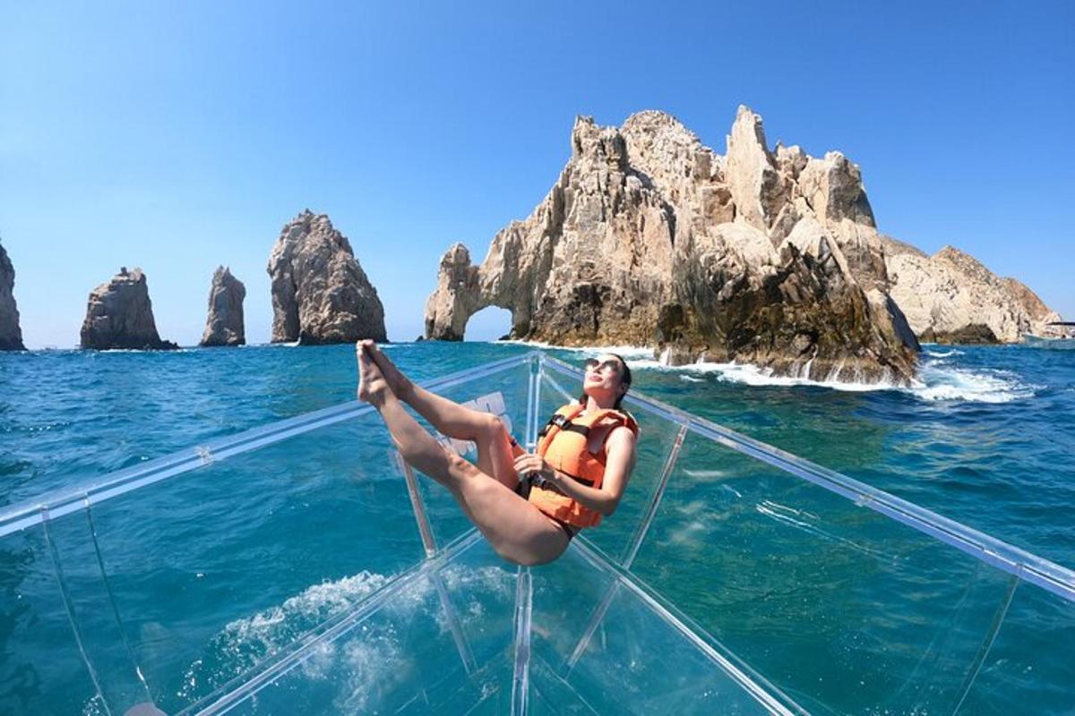 un uomo è sdraiato su una barca in acqua
