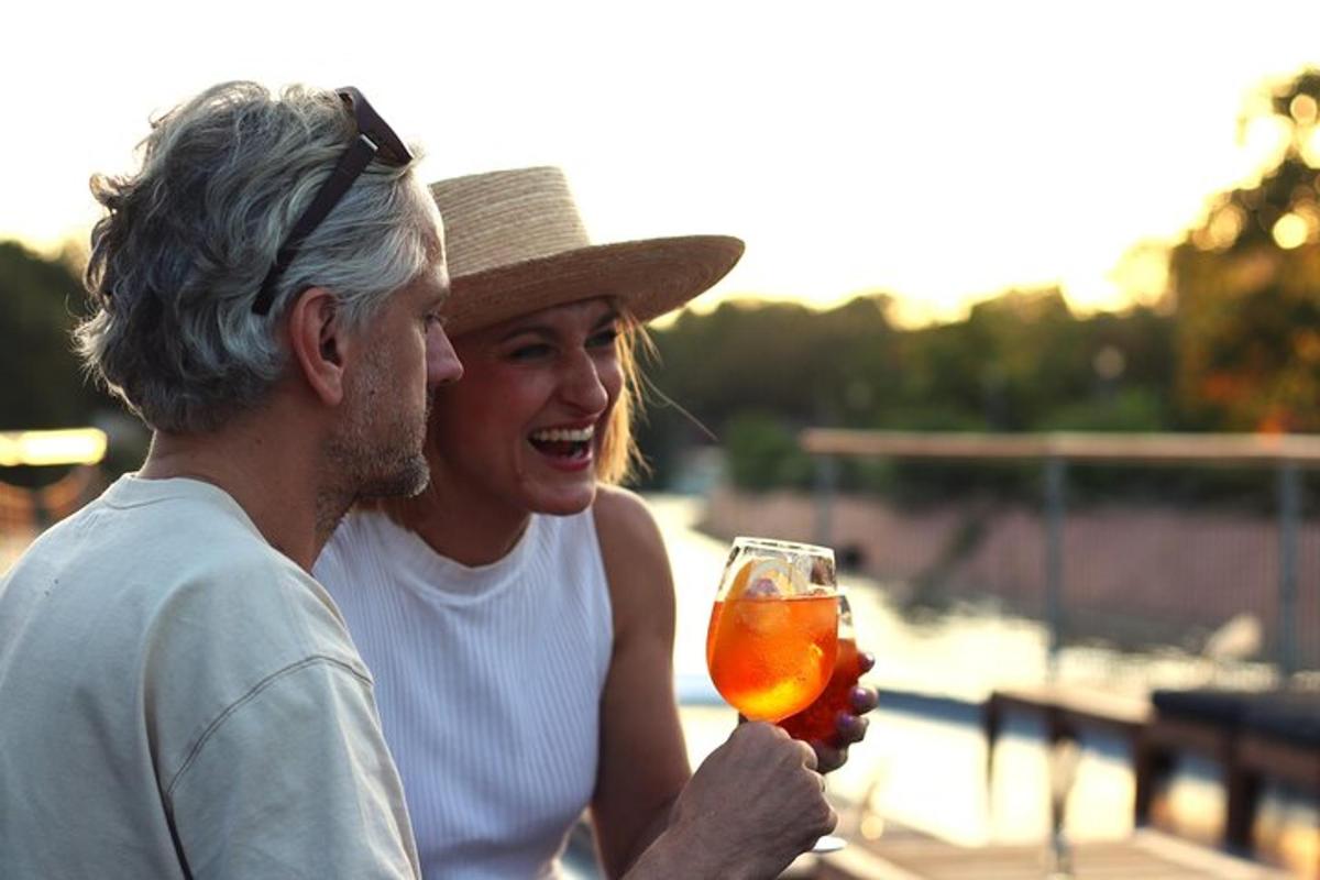 ein Mann und eine Frau halten ein Glas Bier