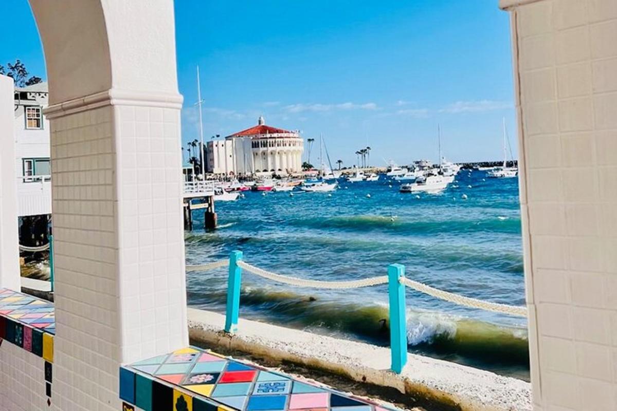uma vista de um porto com barcos na água