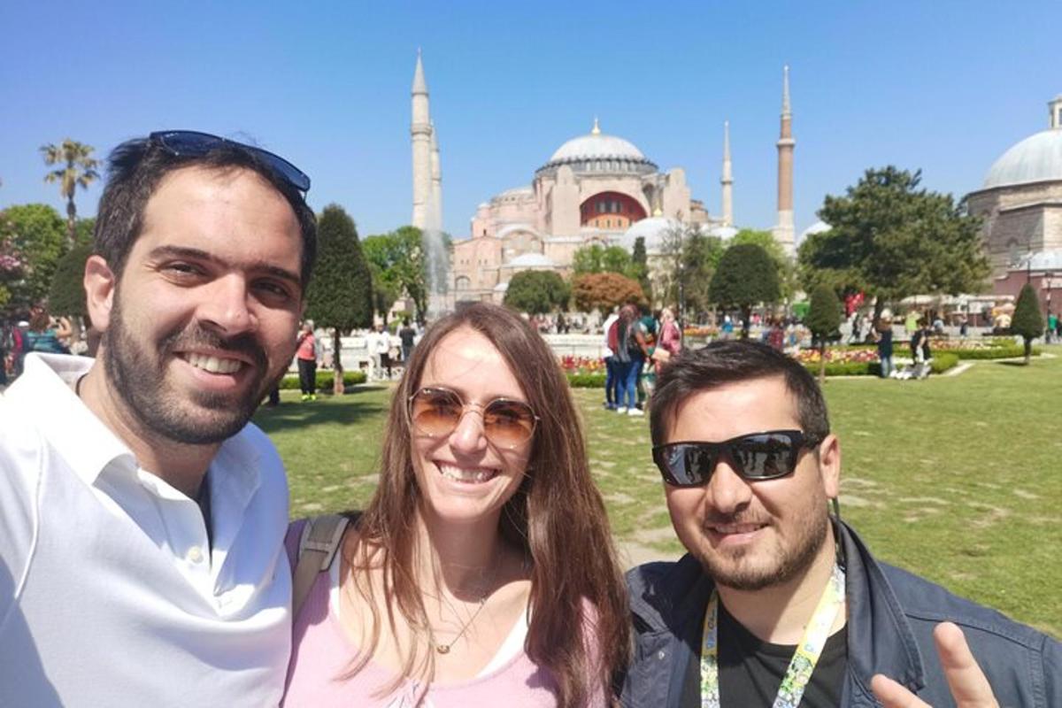 Δύο άνδρες και μια γυναίκα στέκονται μπροστά από το Μπλε Τζαμί