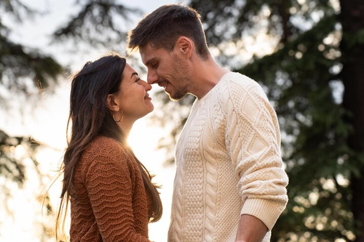 un uomo e una donna in piedi uno accanto all'altro