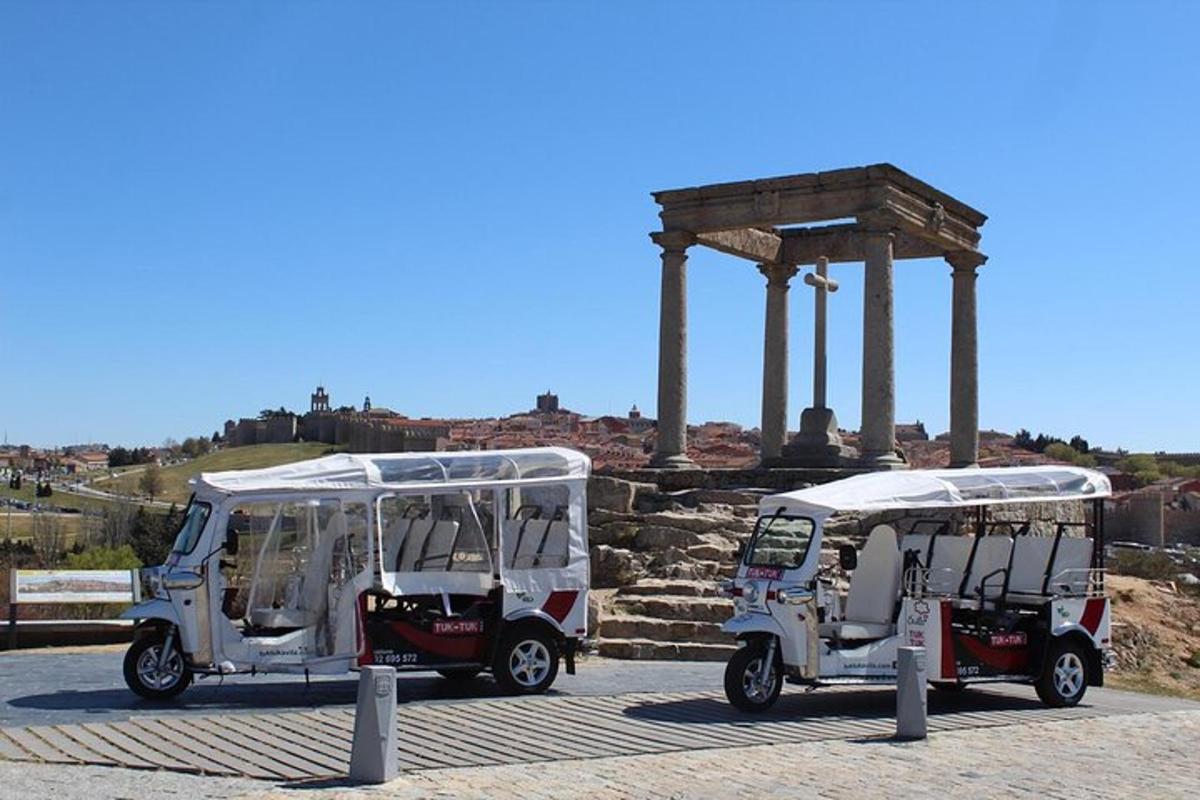 dois carrinhos de golfe estacionados em frente a um templo