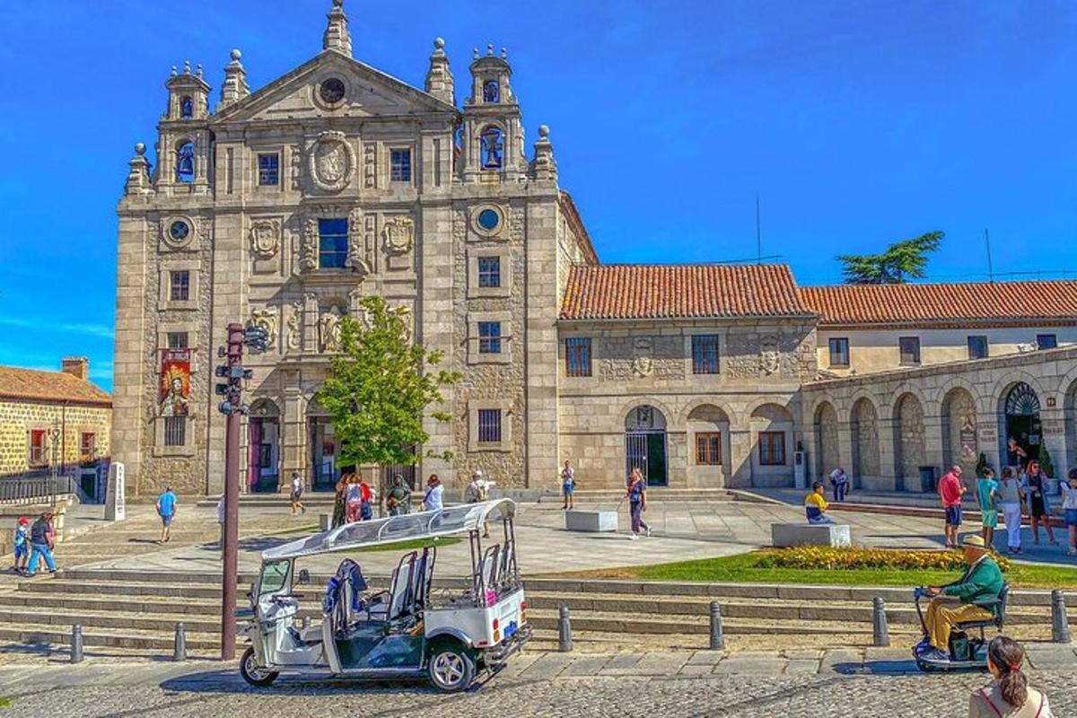 uma van estacionada em frente a um prédio
