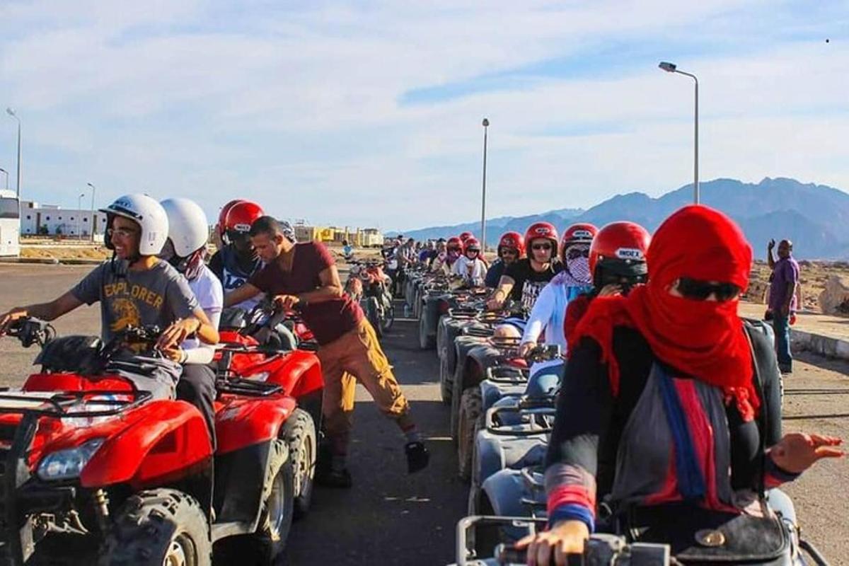 eine Gruppe von Menschen, die auf einer Straße Motorrad fahren