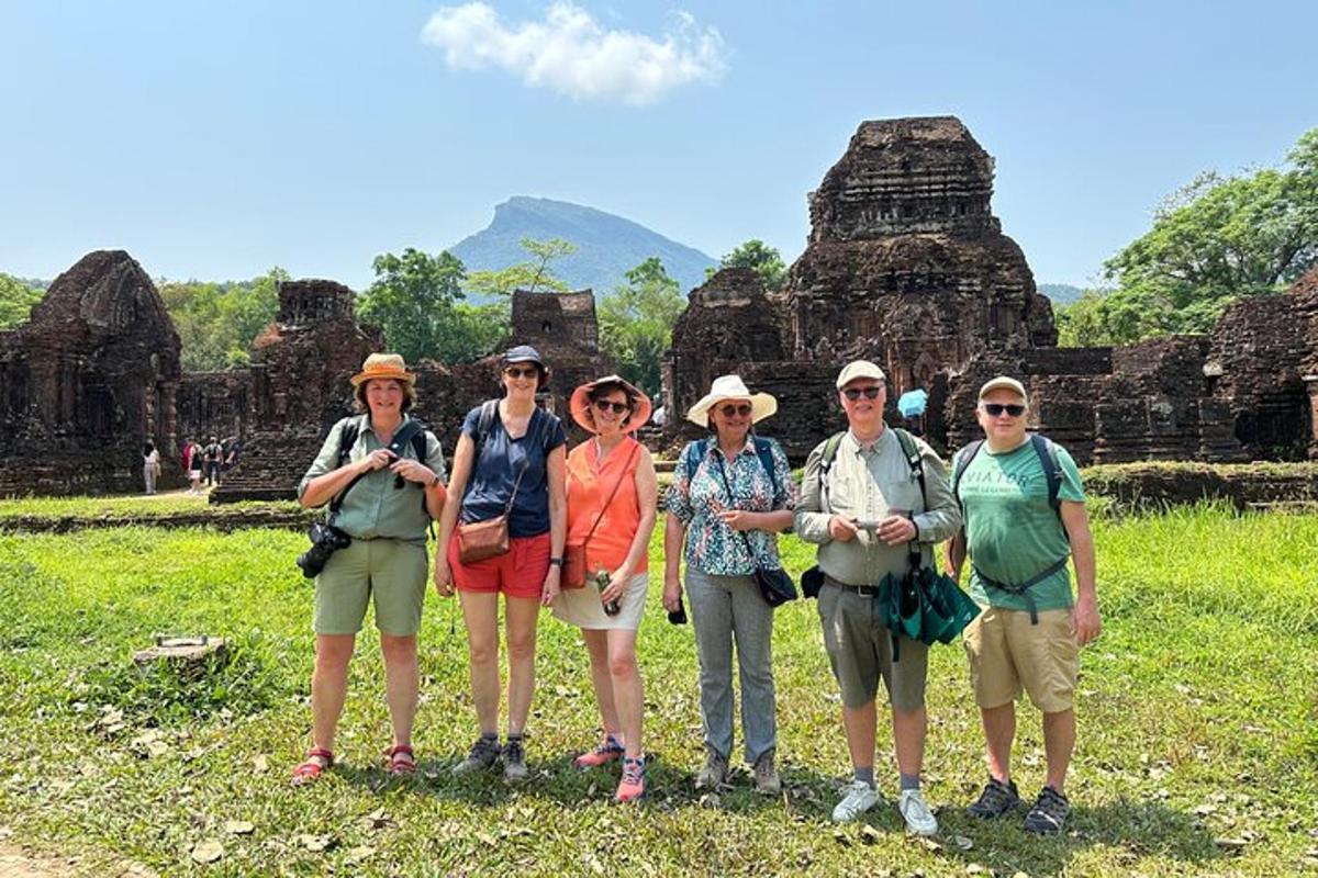 un gruppo di persone in piedi davanti a un tempio