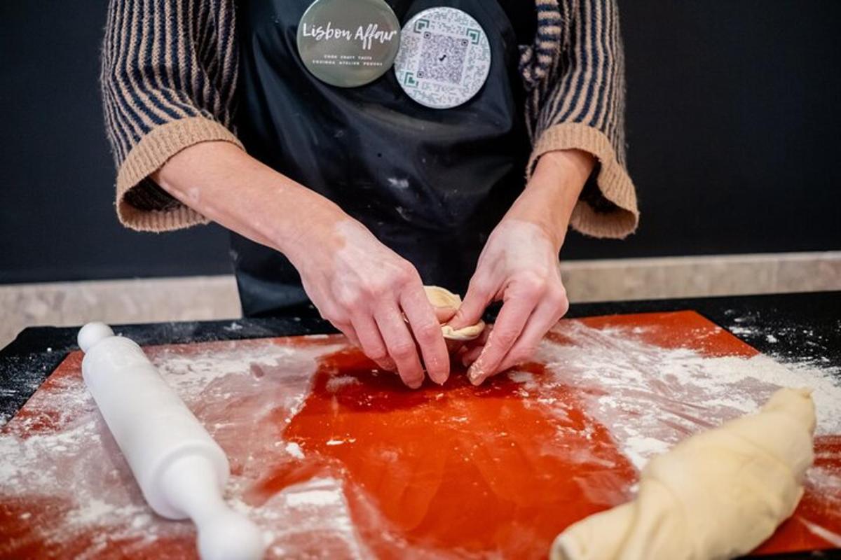 una persona in cucina che prepara il cibo su un bancone