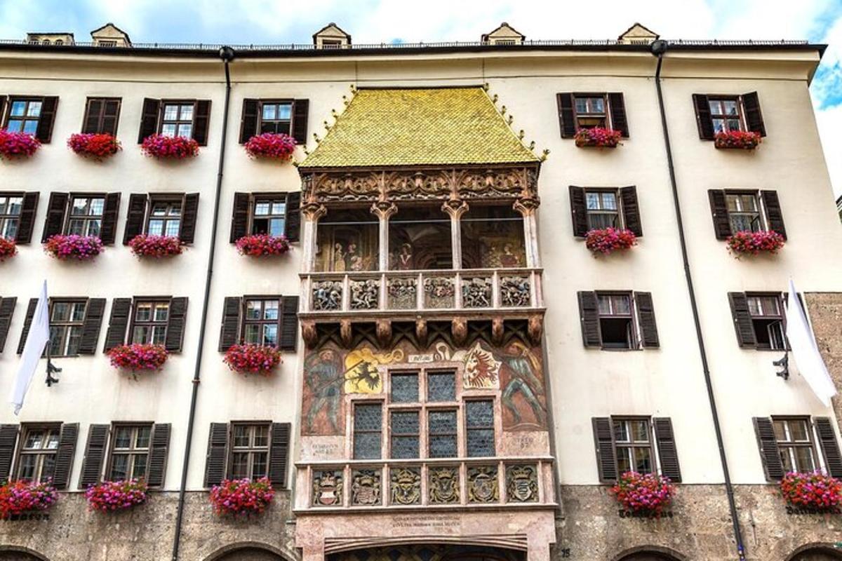 un edificio decorato con finestre e fiori
