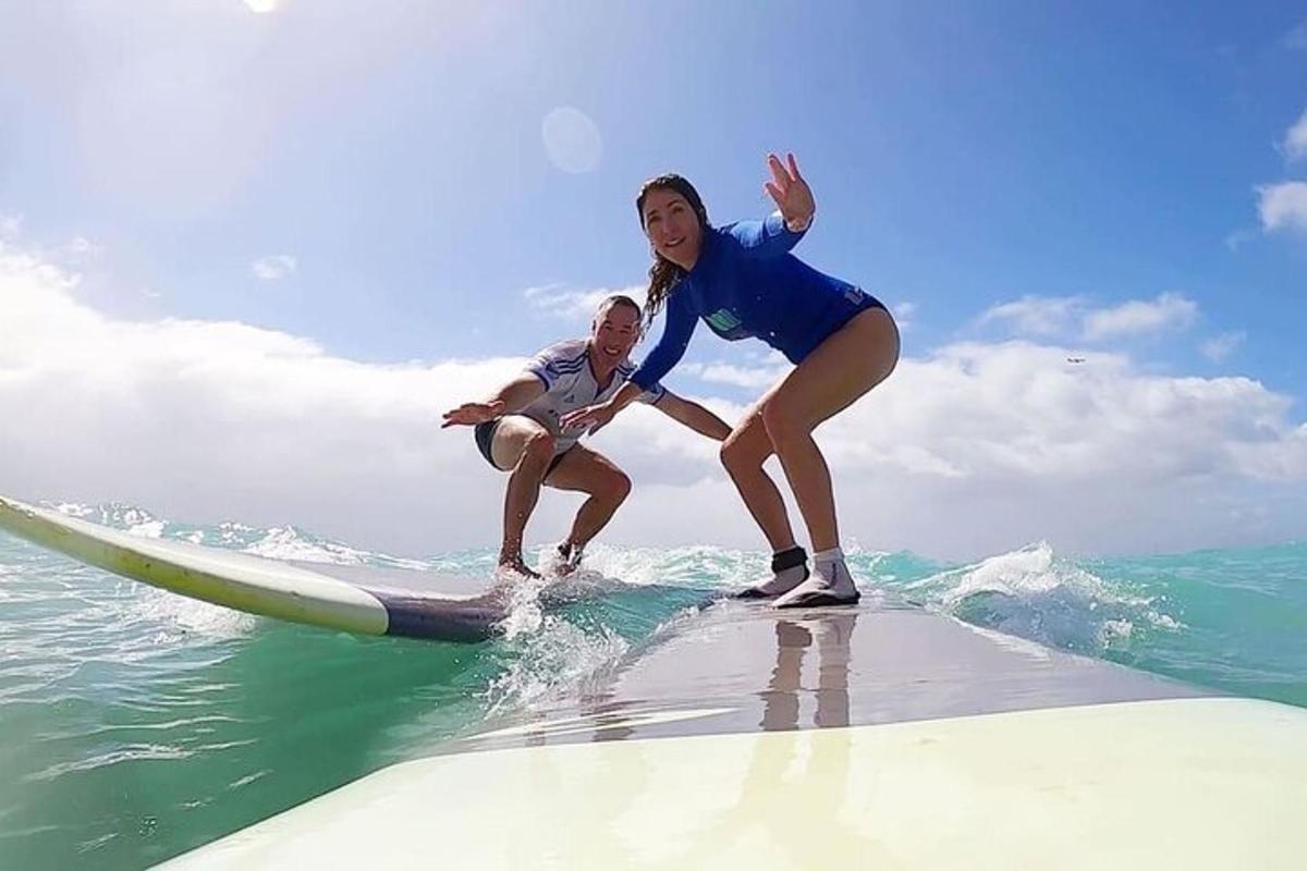 due persone sono su una tavola da surf nell'oceano