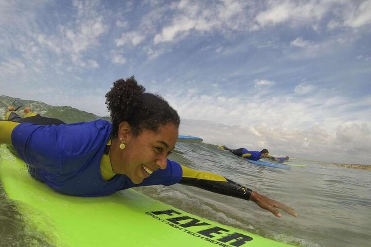 una donna sdraiata su una tavola da surf in acqua