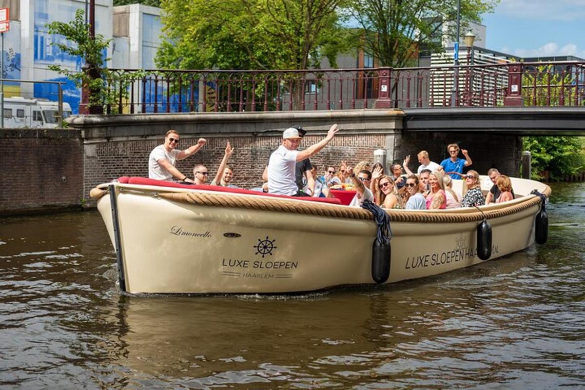 eine Gruppe von Menschen in einem Boot im Wasser