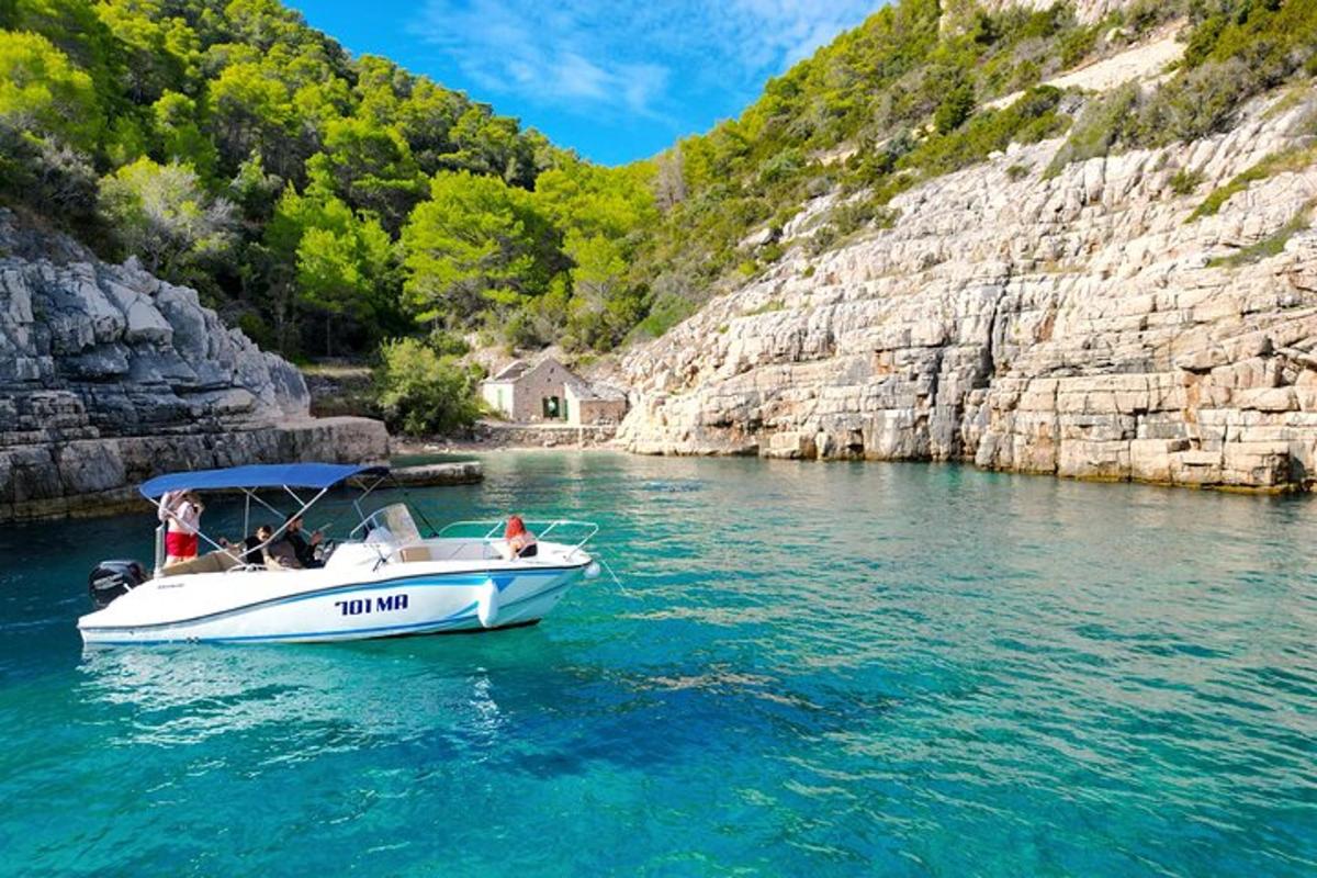 um barco branco na água ao lado de uma montanha