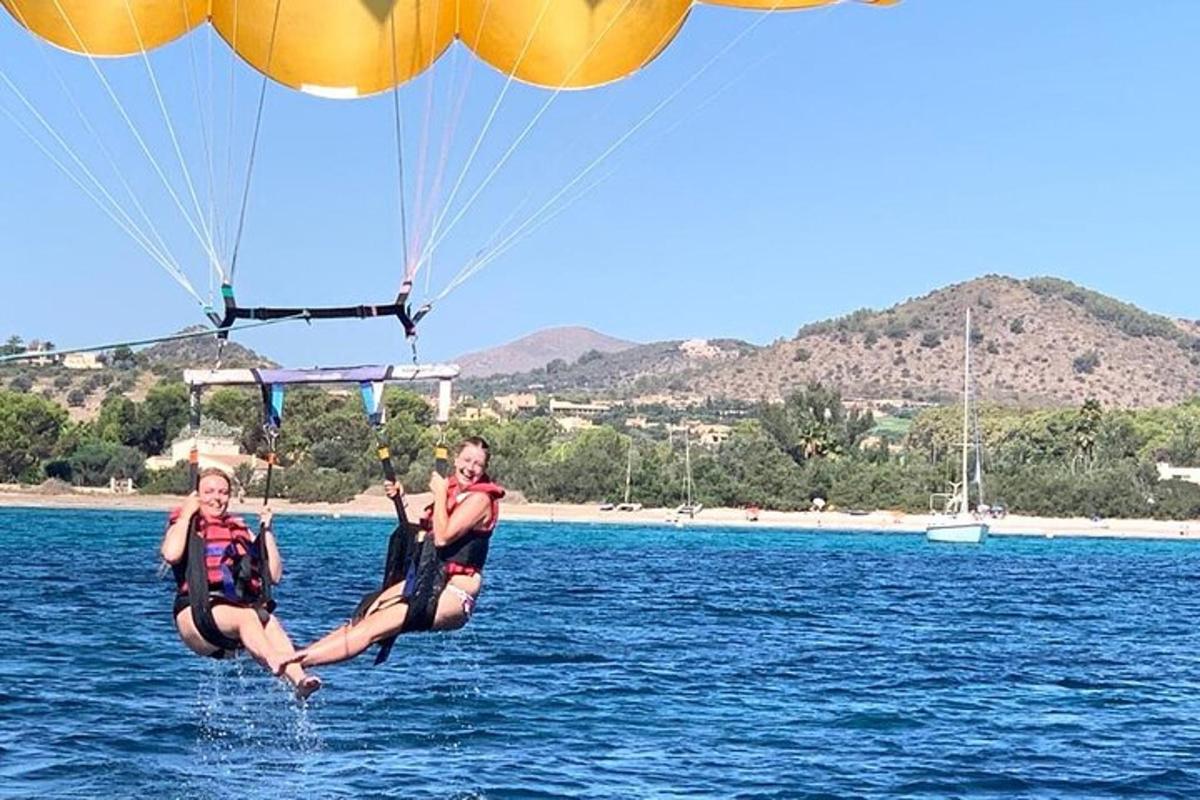 Δύο άνθρωποι κάνουν αλεξίπτωτο στο νερό