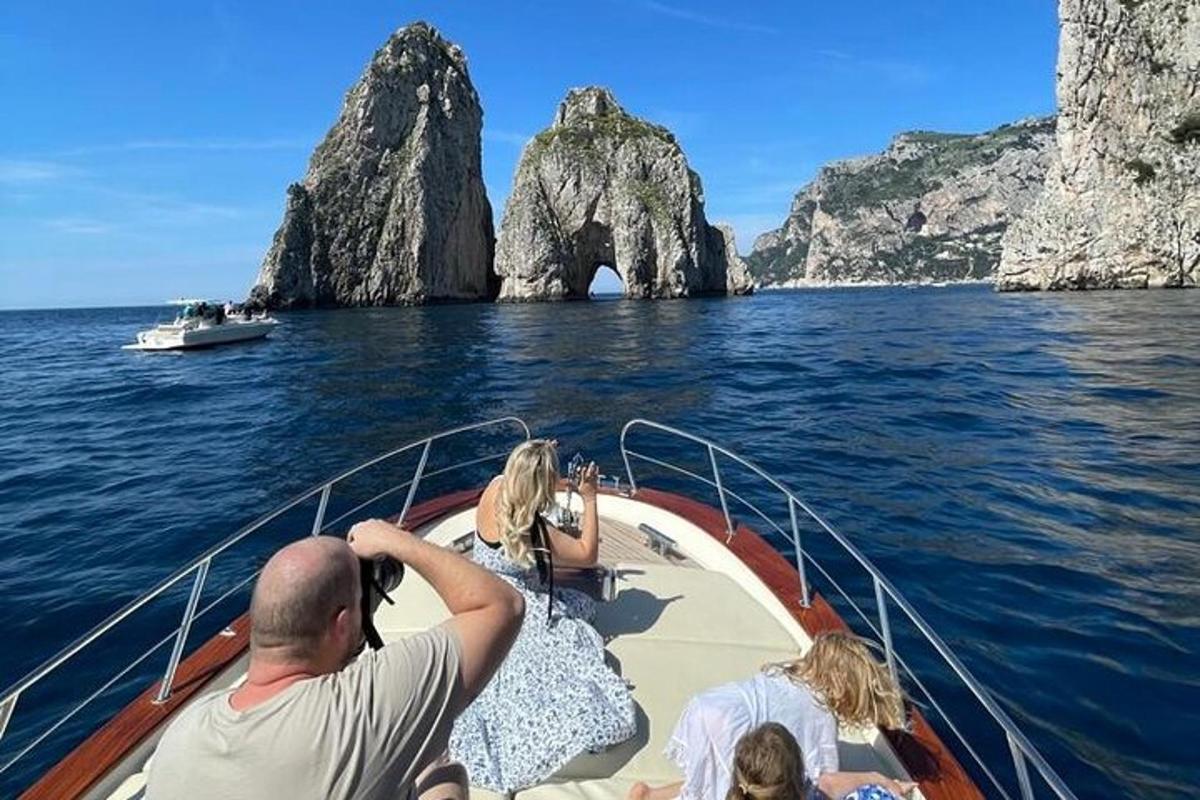 skupina lidí na lodi ve vodě