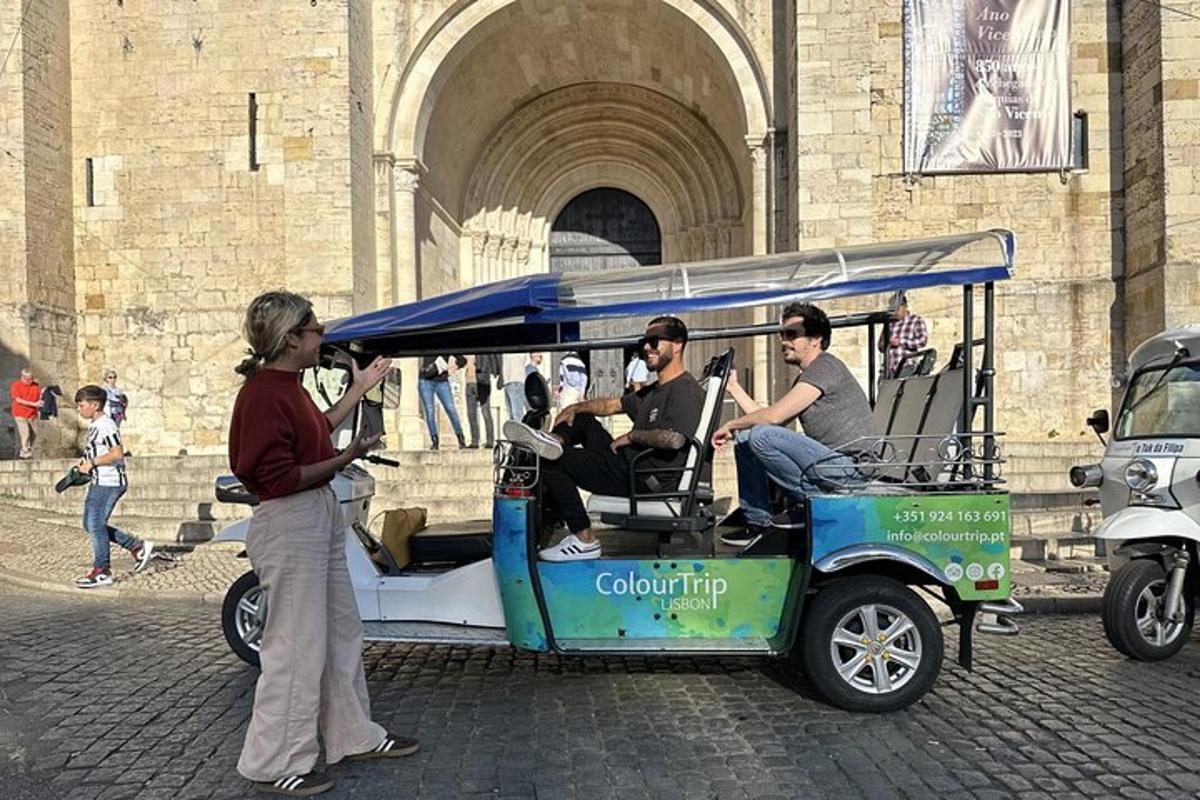 un grup de persones assegudes en un carret de golf