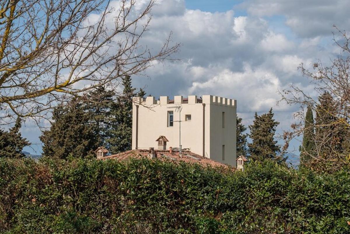een wit gebouw bovenop een heuvel