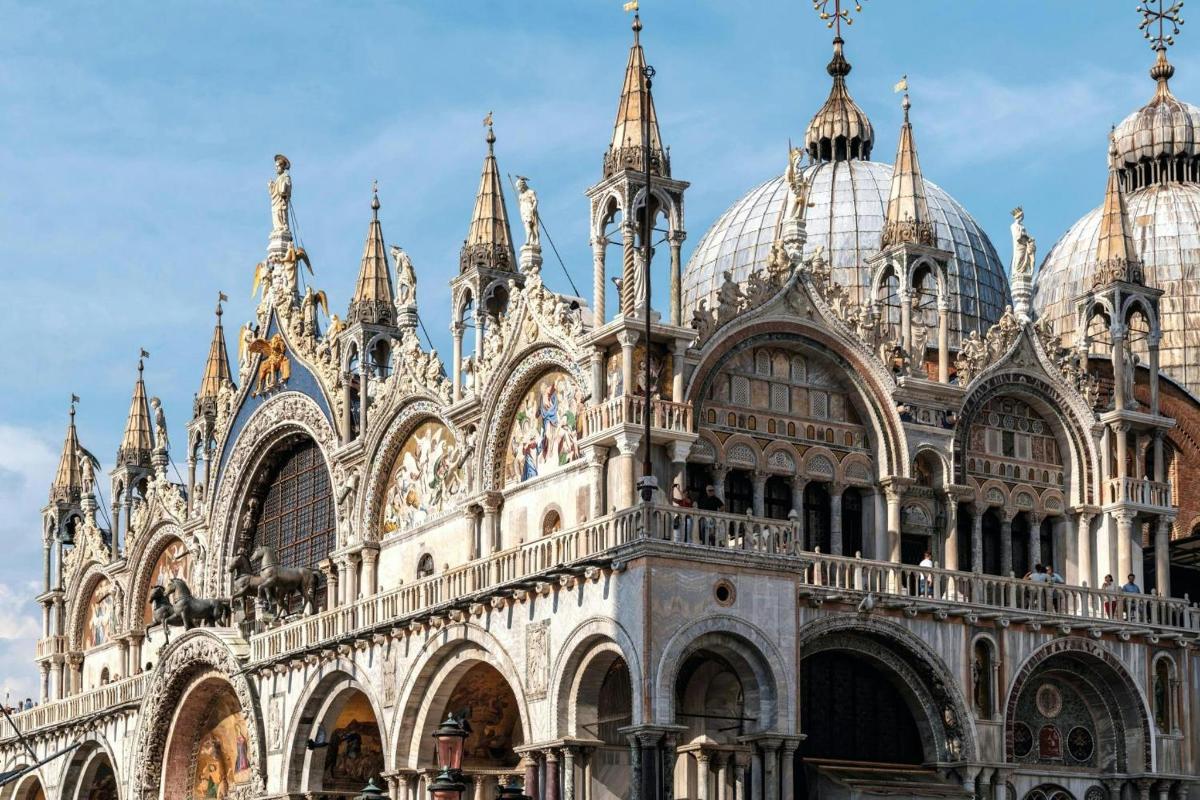 um grande edifício com cúpulas no topo