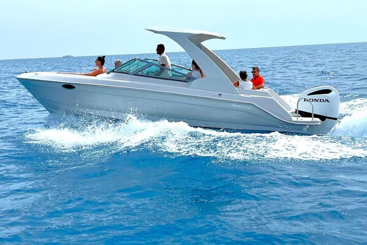 un grupo de personas en un bote en el agua